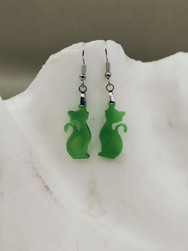 Kolczyki Zielony Kot – lekkie kolczyki z motywem kota