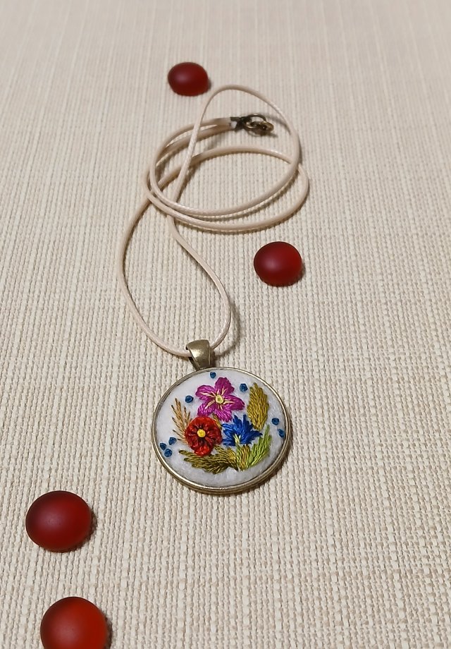 Ręcznie haftowany wisior  DLA KRYSI