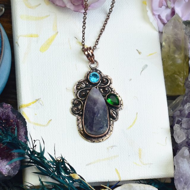 Miedziany ozdobny wisiorek z surowym ametystem i kwarcem #655