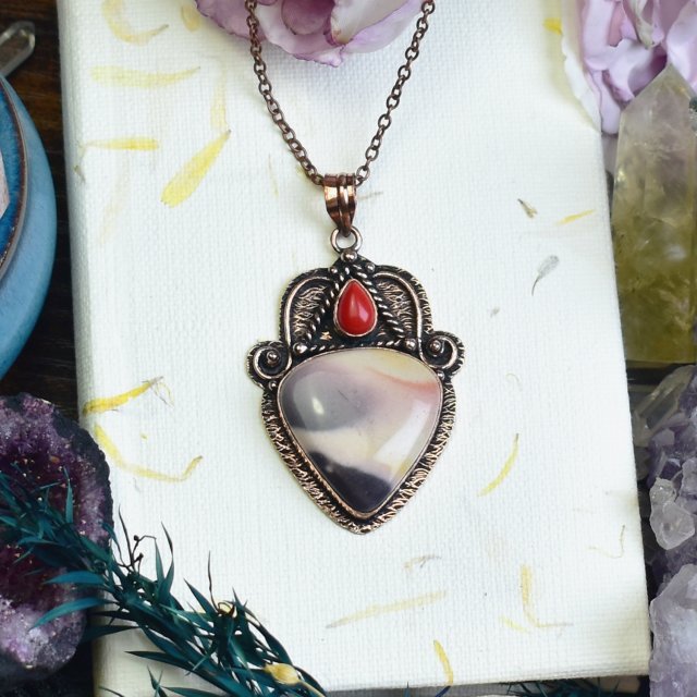 Miedziany ozdobny wisiorek z mokaitem i koralem #656