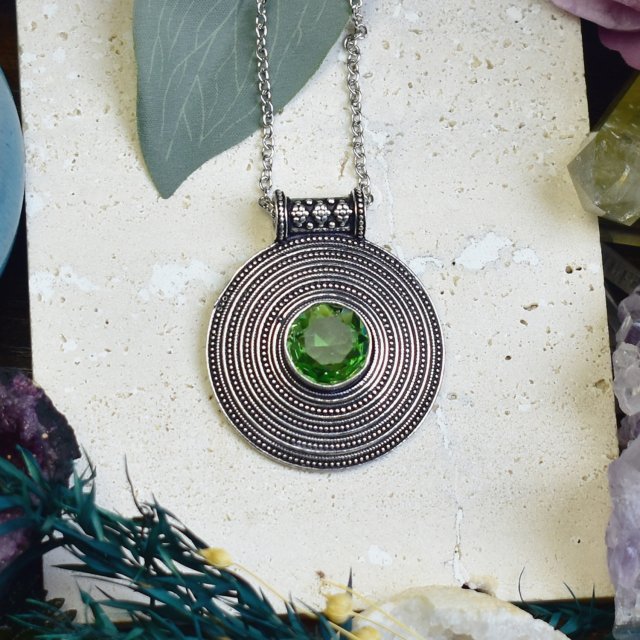 Miedziany posrebrzany wisiorek z peridotem - etniczny, boho #662