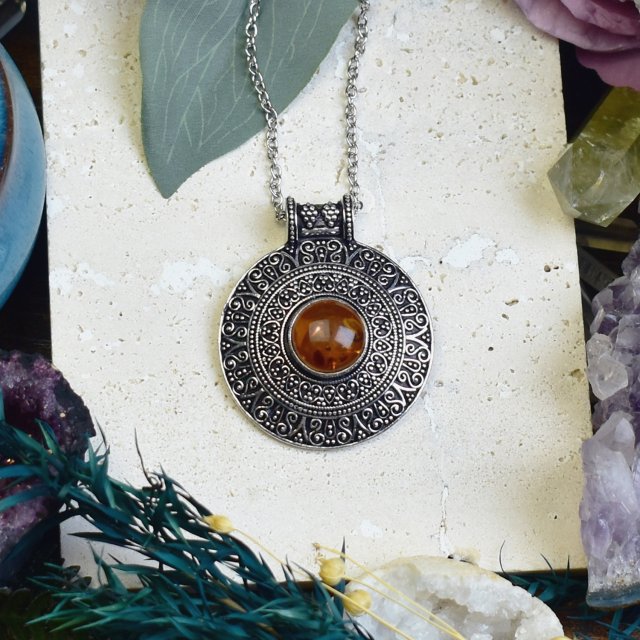 Miedziany posrebrzany wisiorek z bursztynem - etniczny, boho #665