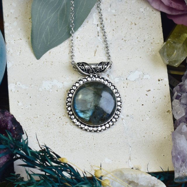 Miedziany posrebrzany wisiorek z labradorytem - etniczny, boho #670