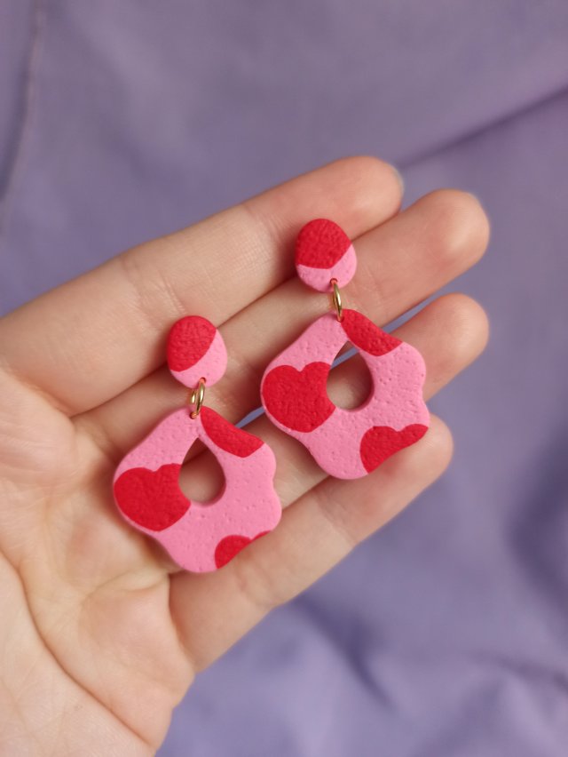 Kolczyki z gliny polimerowej w serduszka