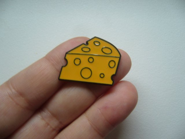 PIN PRZYPINKA BROSZKA SER Z DZIURAMI