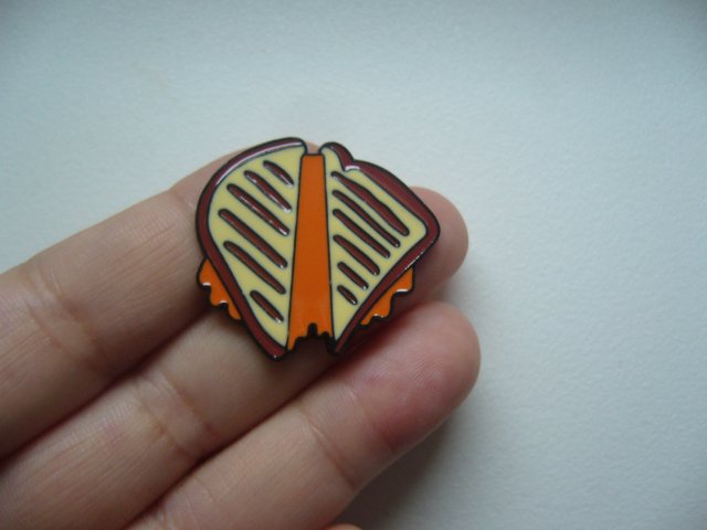 PIN PRZYPINKA BROSZKA TOST Z SEREM