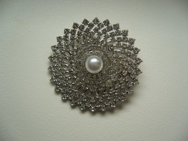 BROSZKA ROZETA PERŁA CYRKONIE