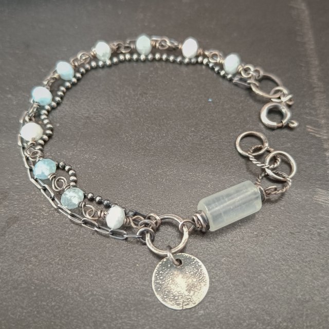 Akwamaryn. Warstwowa srebrna bransoletka.