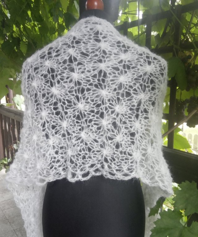 Biały szal z alpaką, na drutach