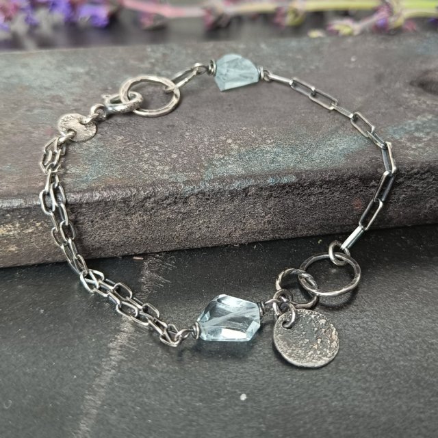 Akwamaryn. Surowa srebrna bransoletka
