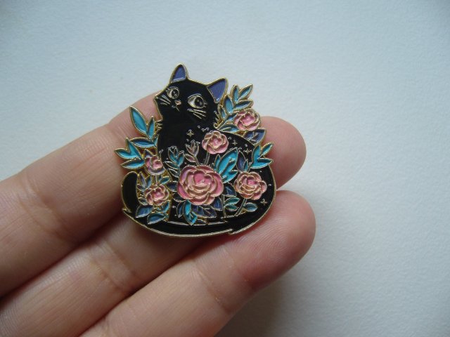 PIN PRZYPINKA BROSZKA CZARNY KOT W KWIATACH