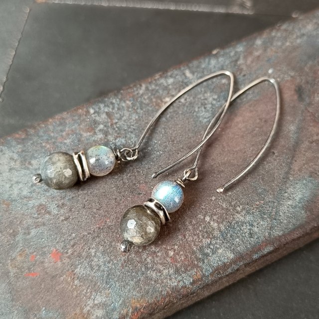Labradoryt. Lekkie srebrne kolczyki