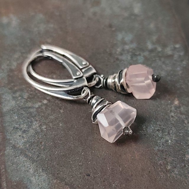 Różowy kwarc. Srebrne kolczyki.