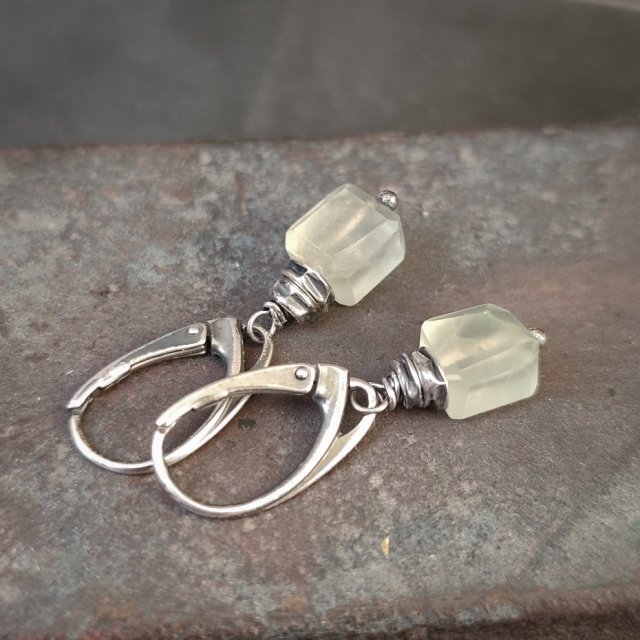 Frenit. Serbrne kolczyki