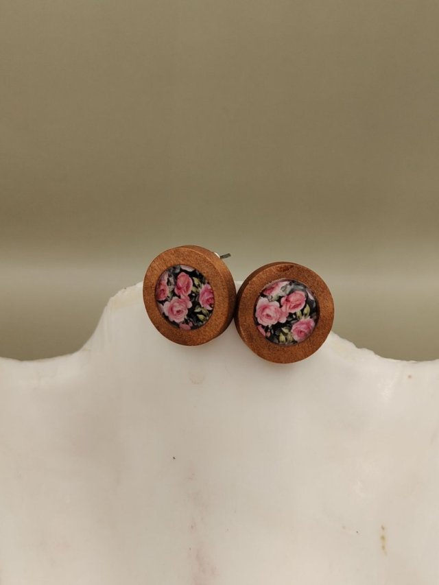 Kolczyki wkrętki Różany Ogród – drewno z motywem kwiatowym