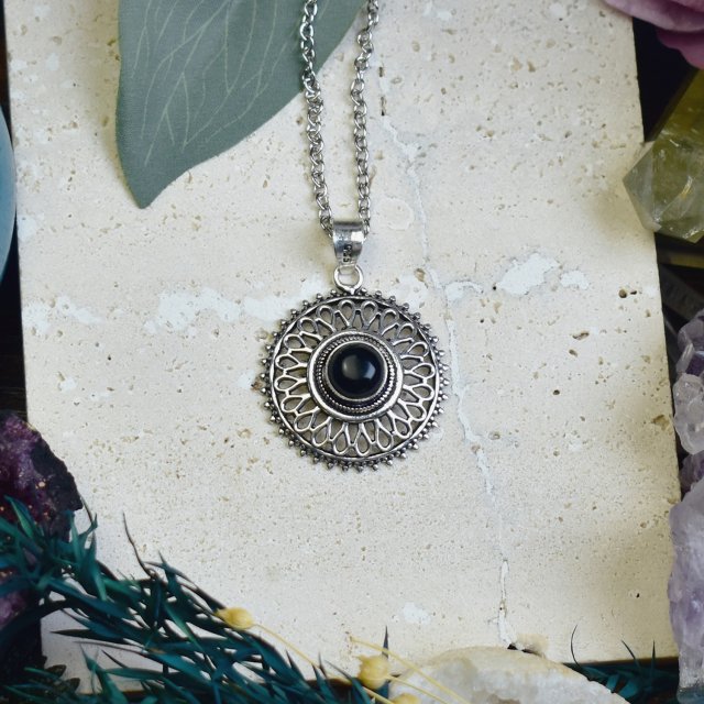 Miedziany posrebrzany wisiorek z czarnym onyksem - etniczny, boho #671