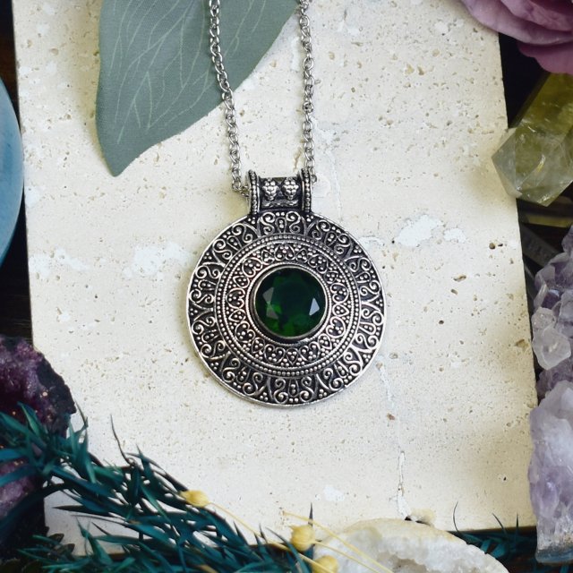 Miedziany posrebrzany wisiorek z zielonym kwarcem - etniczny, boho #674