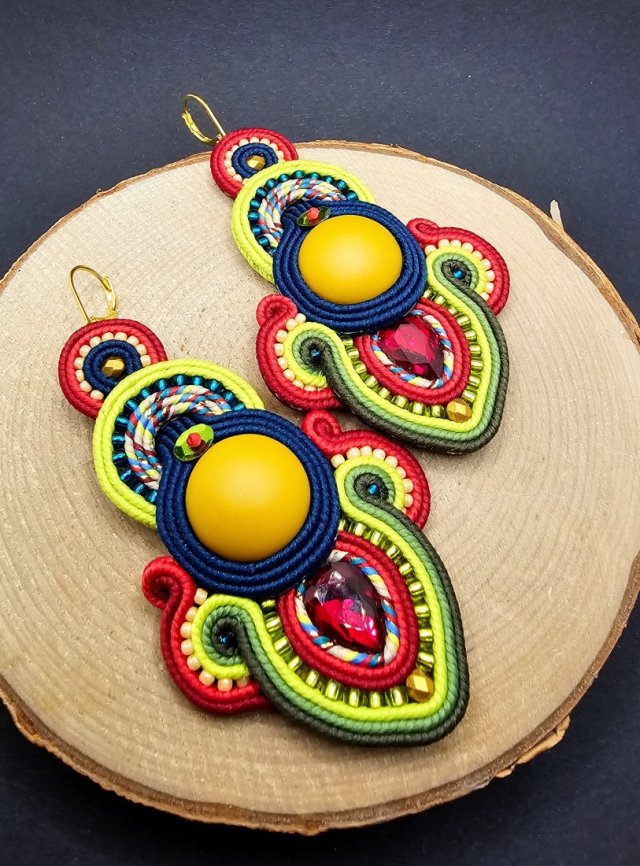 Długie kolorowe wiszące kolczyki sutasz