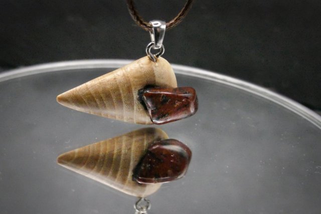 Wisiorek z drewna wiązu i obsydian mahoniowy | biżuteria z duszą, natura - pirografia, prezent, dla niej, dla kobiety, walentynki, wiąz