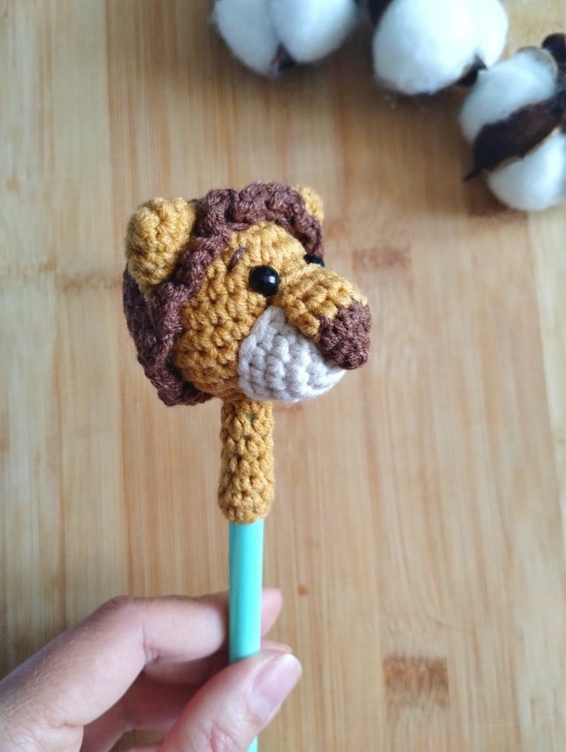 ozdoba na ołówek lew, lewek