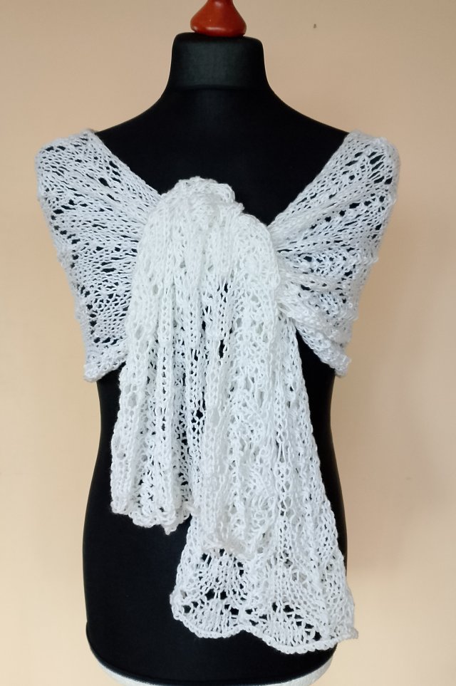 Biały szal z kaszmirem, na drutach