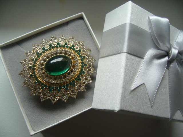 ELEGANCKA BROSZKA Z ZIELONM KAMIENIEM