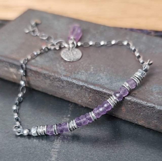 Ametyst. Delikatna srebrna bransoletka