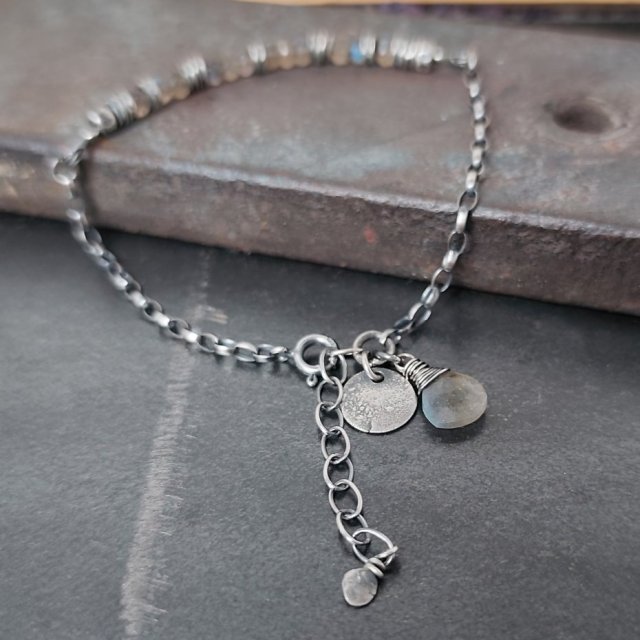 Labradoryt. Delikatna srebrna bransoletka