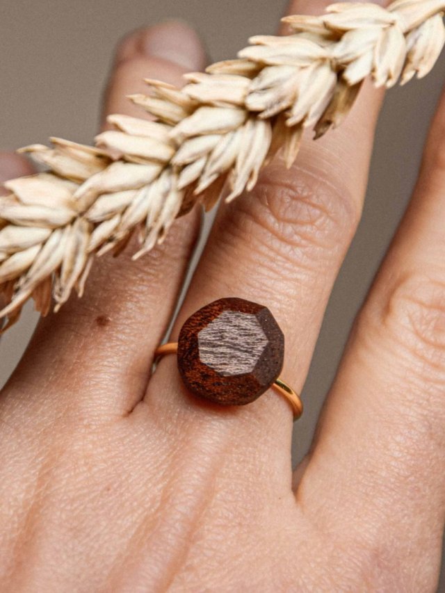 Pierścionek z drewnianym diamentem
