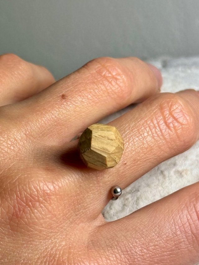 Pierścionek z diamentem z dębu