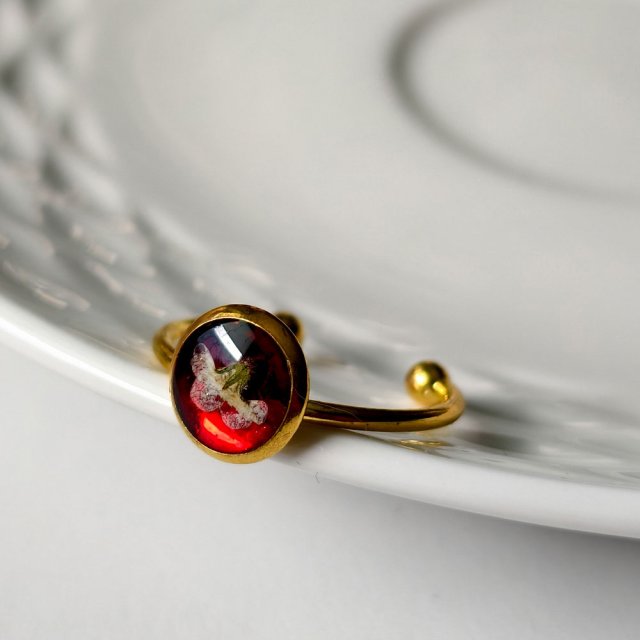 Pierścionek z czerwonym oczkiem i kwiatuszkiem