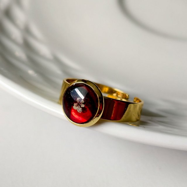 Pierścionek z czerwonym oczkiem i kwiatuszkiem