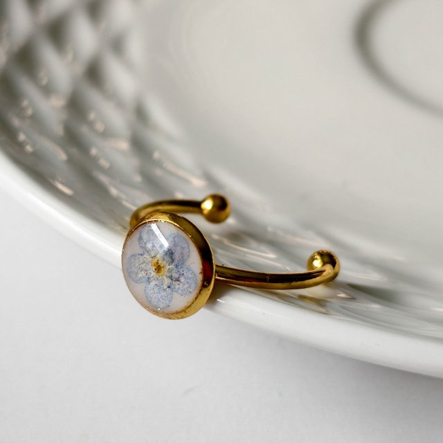 Pierścionek z białym oczkiem i niezapominajką