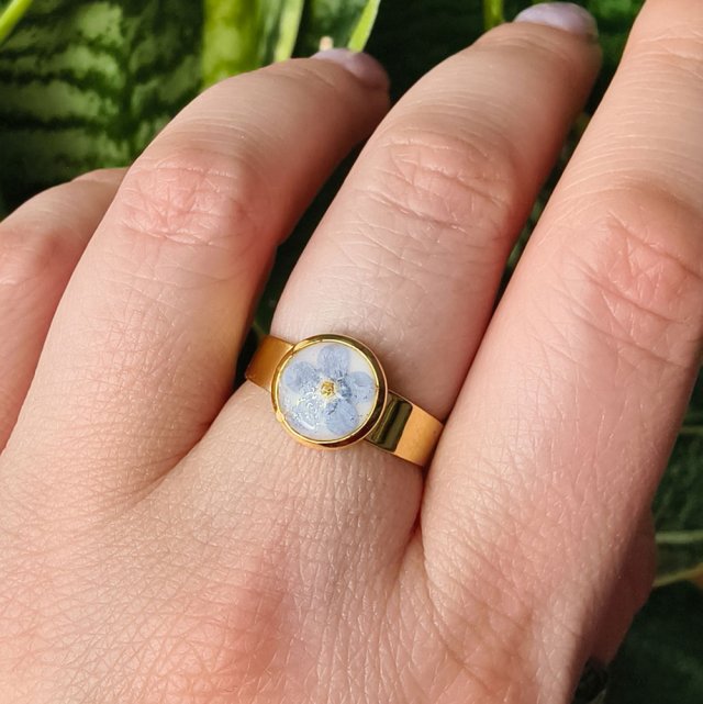 Pierścionek z białym oczkiem i niezapominajką