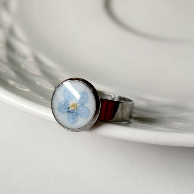 Pierścionek z białym oczkiem i niezapominajką