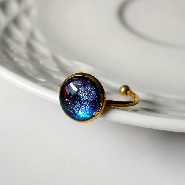 Pierścionek z niebieskim pyłkiem