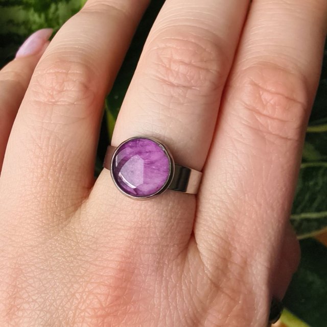 Pierścionek z płatkiem pelargonii