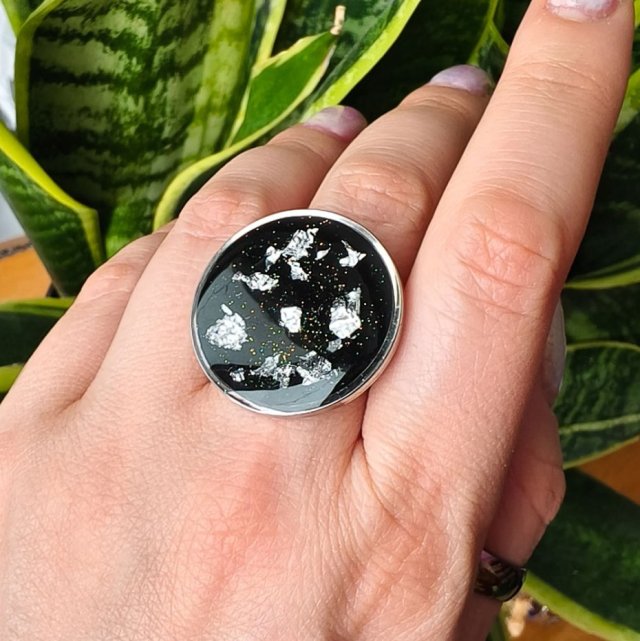 Pierścionek z dużym okrągłym czarnym oczkiem