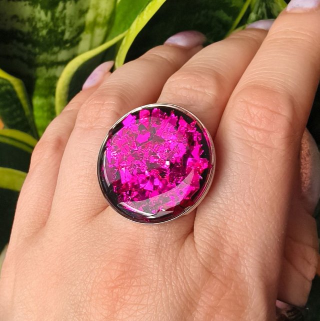 Pierścionek z dużym okrągłym fuksjowym oczkiem