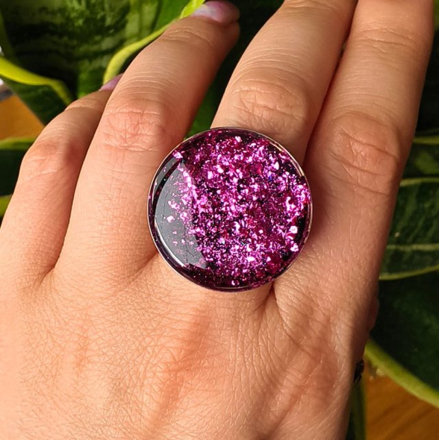 Pierścionek z dużym okrągłym różowym oczkiem