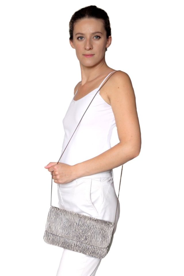 Skórzana kopertówka na łańcuszku z czarną podszewką