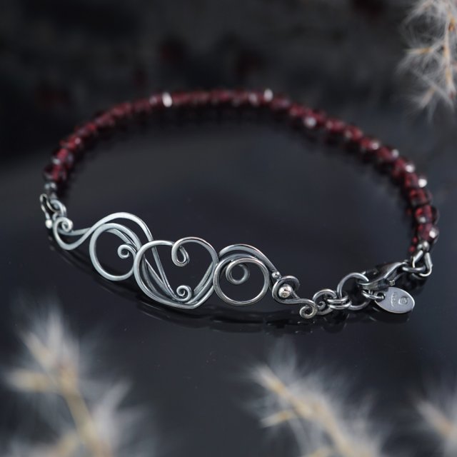 Love letters, part I - asymetryczna, srebrna bransoleta z granatami