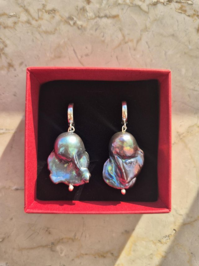 Srebrne kolczyki z dużymi granatowymi barokowymi perłami