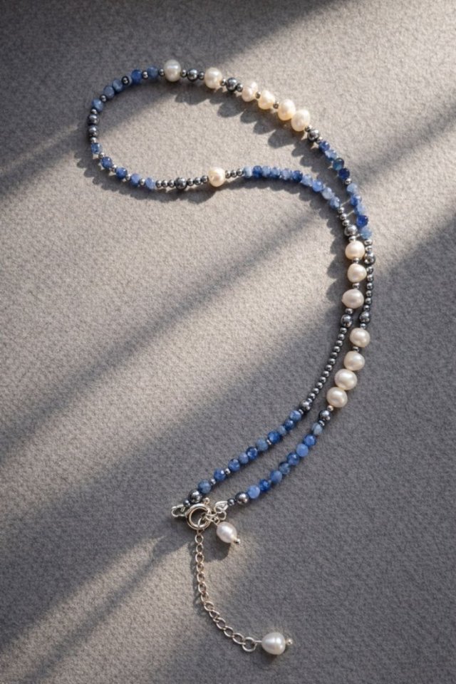 Srebrny naszyjnik z niebieskich szafirów, białych pereł i hematytów