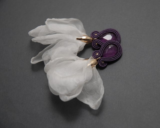 fioletowo-białe kolczyki sutasz z kwiatkami