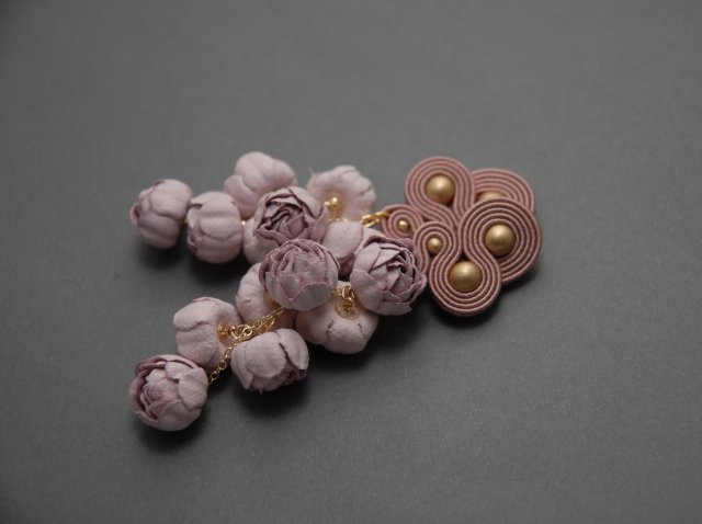 różowe kolczyki sutasz z kwiatami