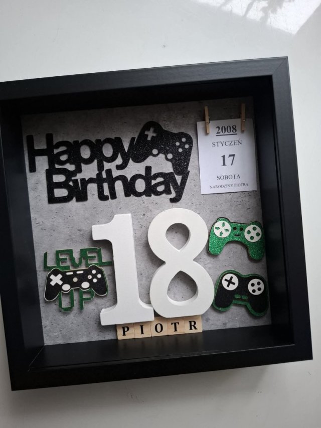 Ramka urodzinowa 18 lat – Level Up | Personalizowany prezent dla gracza