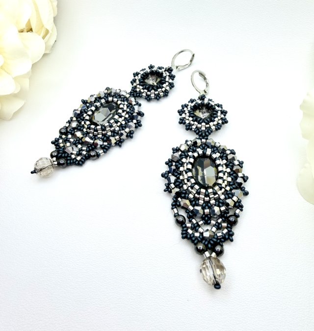 Ręcznie robione kolczyki koralikowe z kryształami – ciemnoszare i grafitowe, elegancka biżuteria handmade