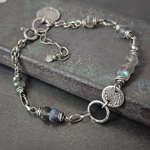 Labradoryt. Surowa srebrna bransoletka.