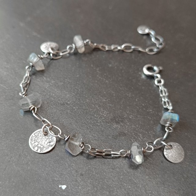 Labradoryt. Srebrna bransoletka z pastylkami.